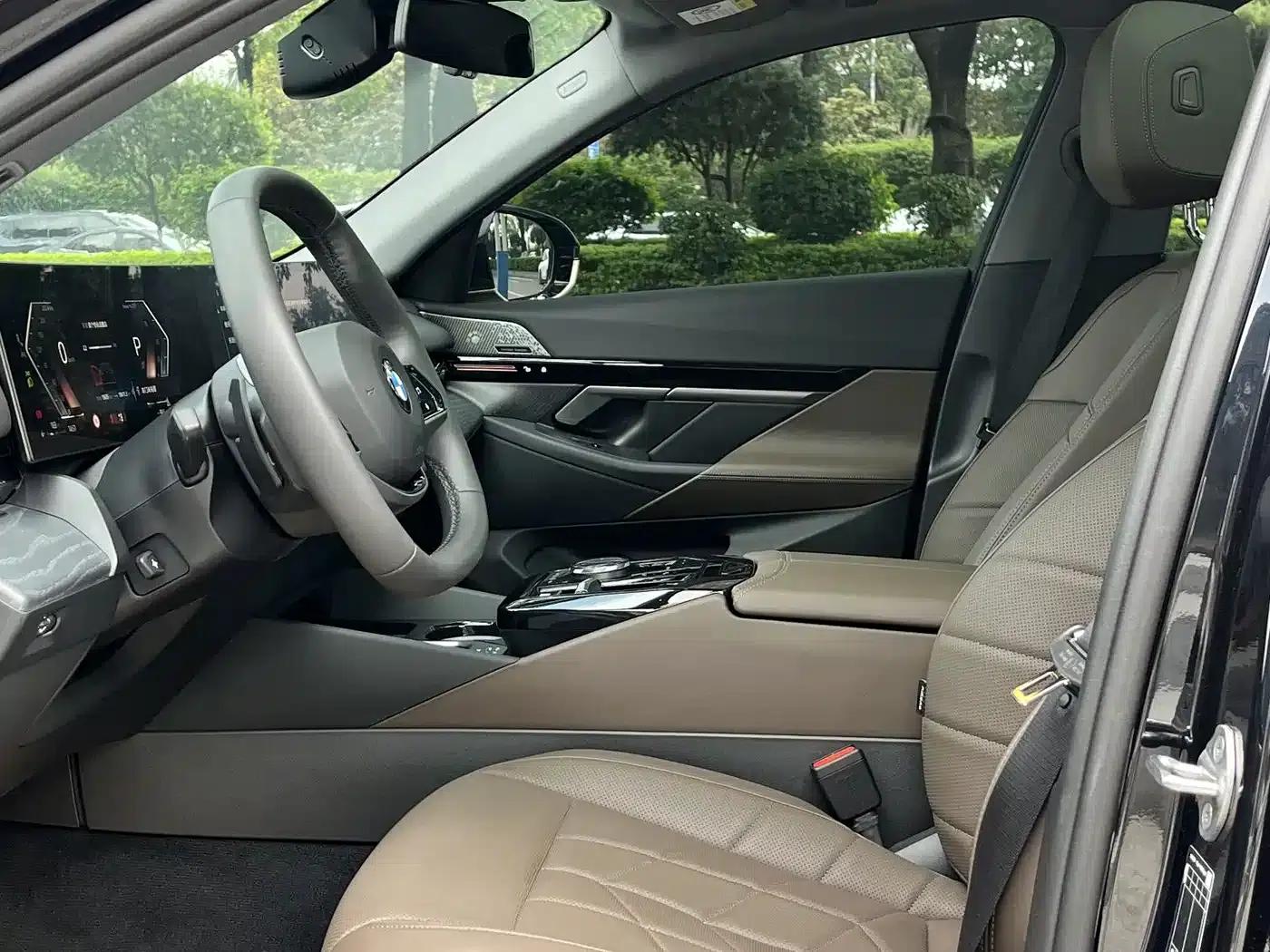 2024 BMW 5 Series 525Li M Sport Package — миниатюра 12