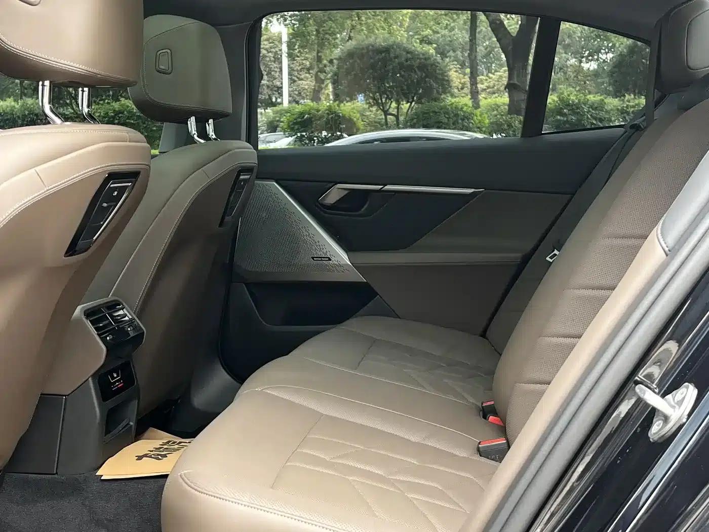 2024 BMW 5 Series 525Li M Sport Package — миниатюра 13