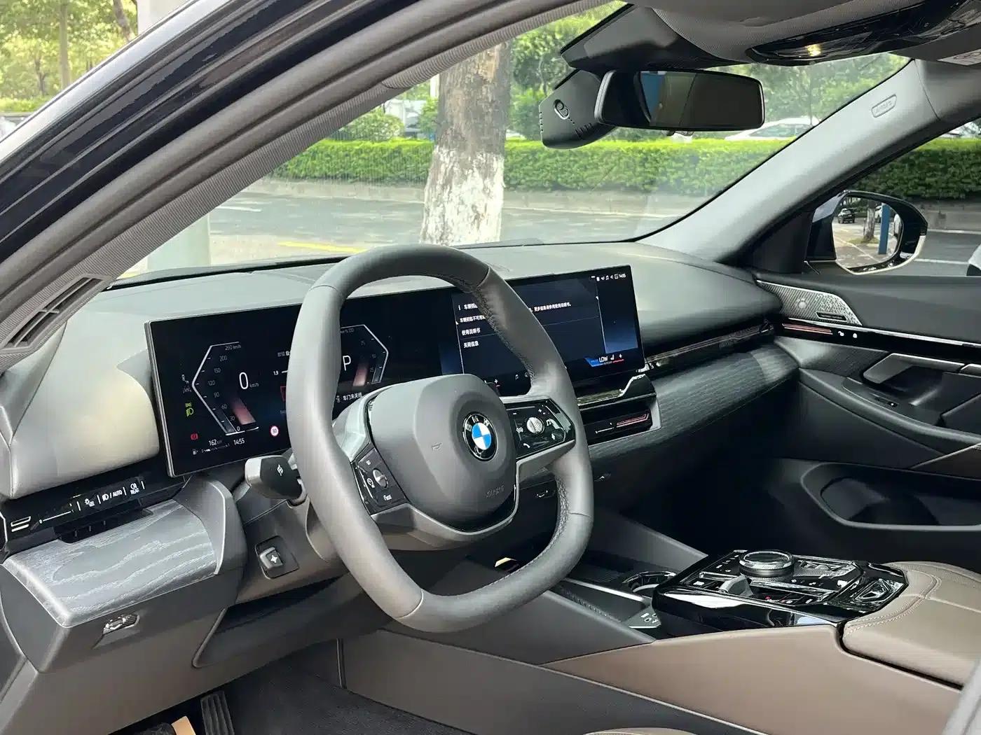 2024 BMW 5 Series 525Li M Sport Package — миниатюра 14