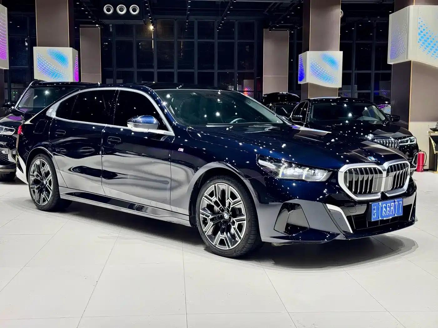 2024 BMW 5 Series 530Li Luxury M Sport Package — миниатюра 3