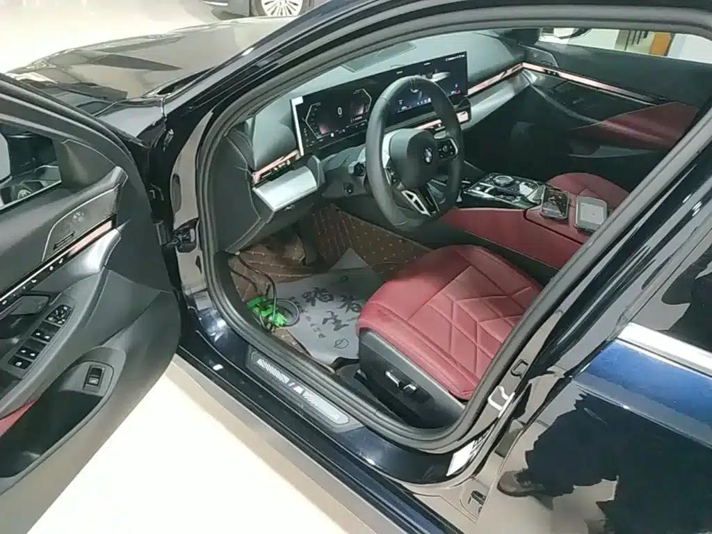 2025 BMW 5 Series 530Li xDrive M Sport Package — миниатюра 15