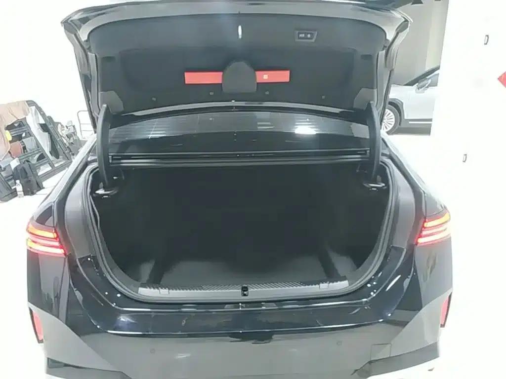 2025 BMW 5 Series 530Li xDrive M Sport Package — миниатюра 19