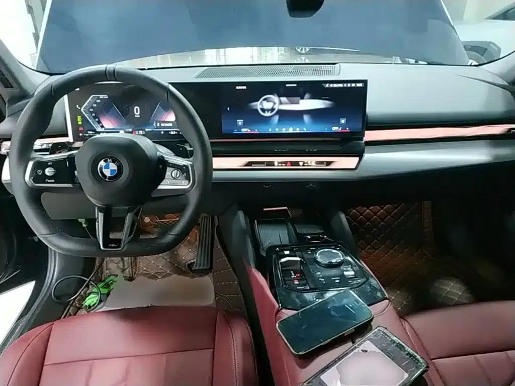 2025 BMW 5 Series 530Li xDrive M Sport Package — миниатюра 10