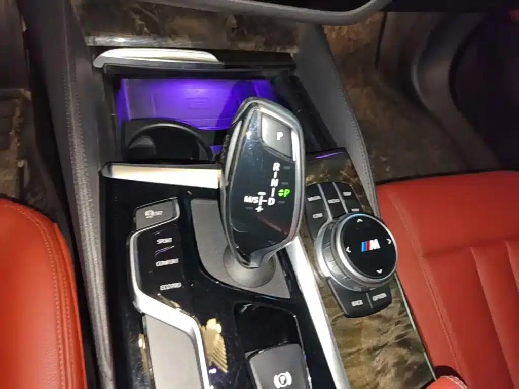 2020 BMW 5 Series 530Li Leading Edition M Sport Package — миниатюра 14
