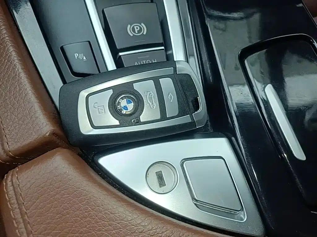 2014 BMW 5 Series 520Li Elegant Edition — миниатюра 9