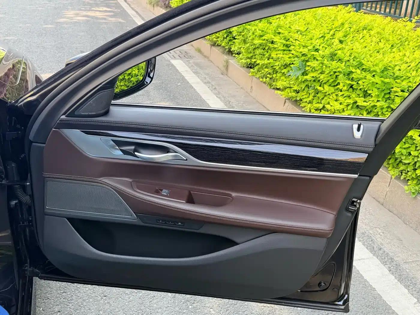 2021 BMW 7 Series 730Li M Sport Package — миниатюра 10
