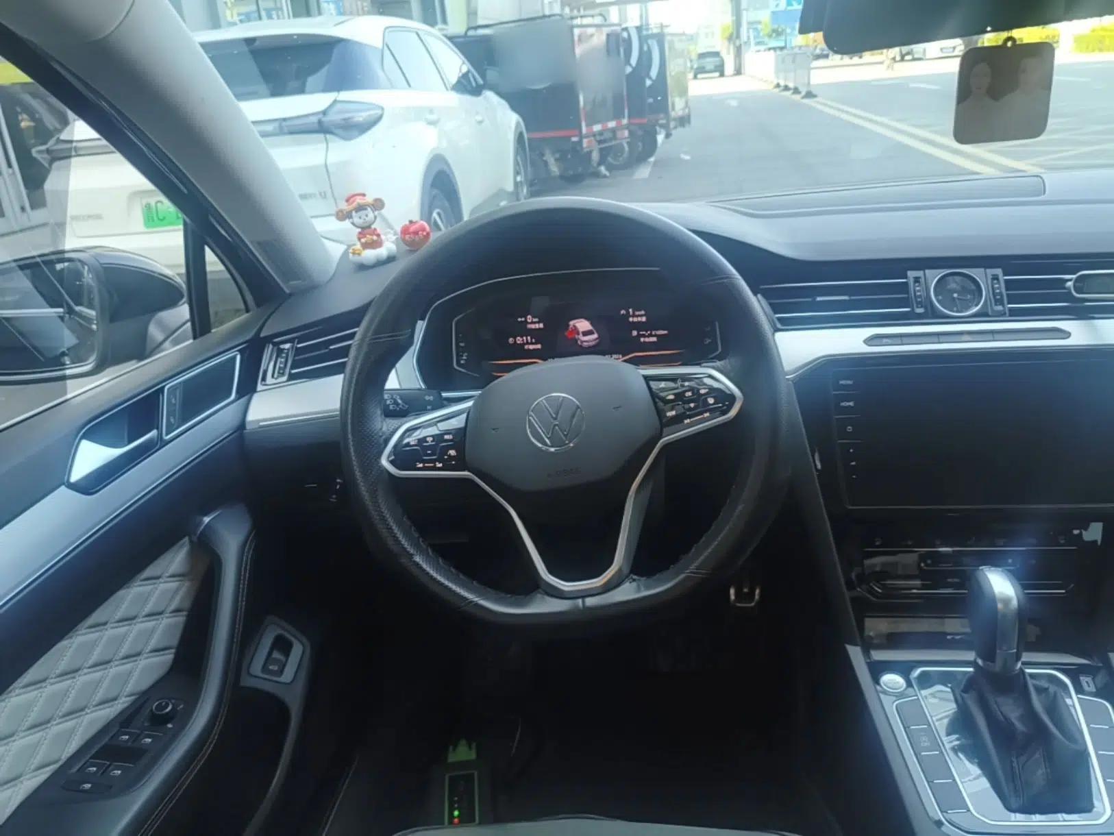 Volkswagen Magotan 2023 2 Million Units Commemorative Edition 330TSI DSG Luxury Version — миниатюра 13