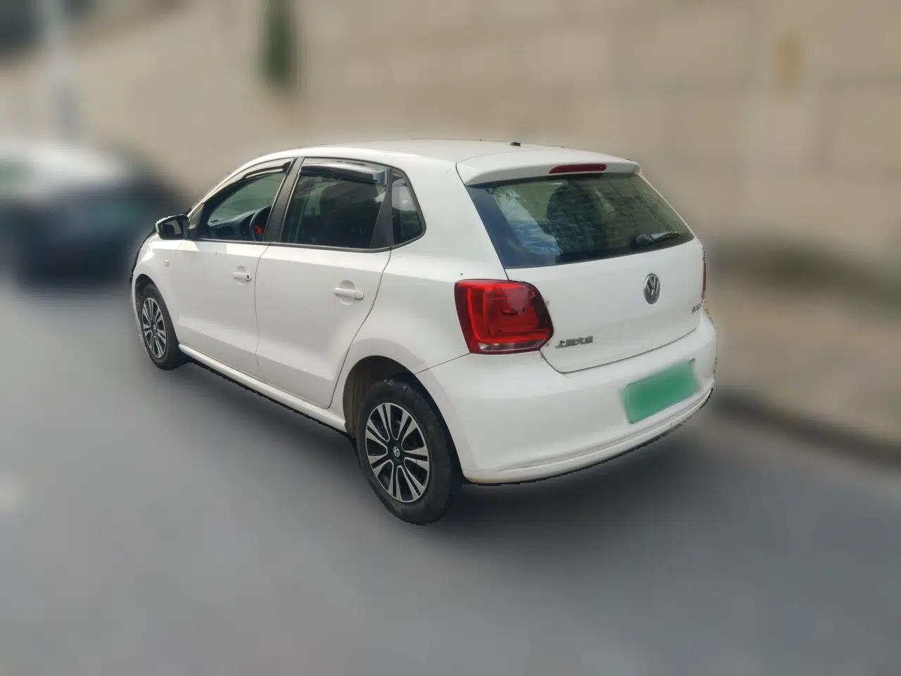 Volkswagen Polo 2013 1.4L Manual Fashion Edition — миниатюра 4