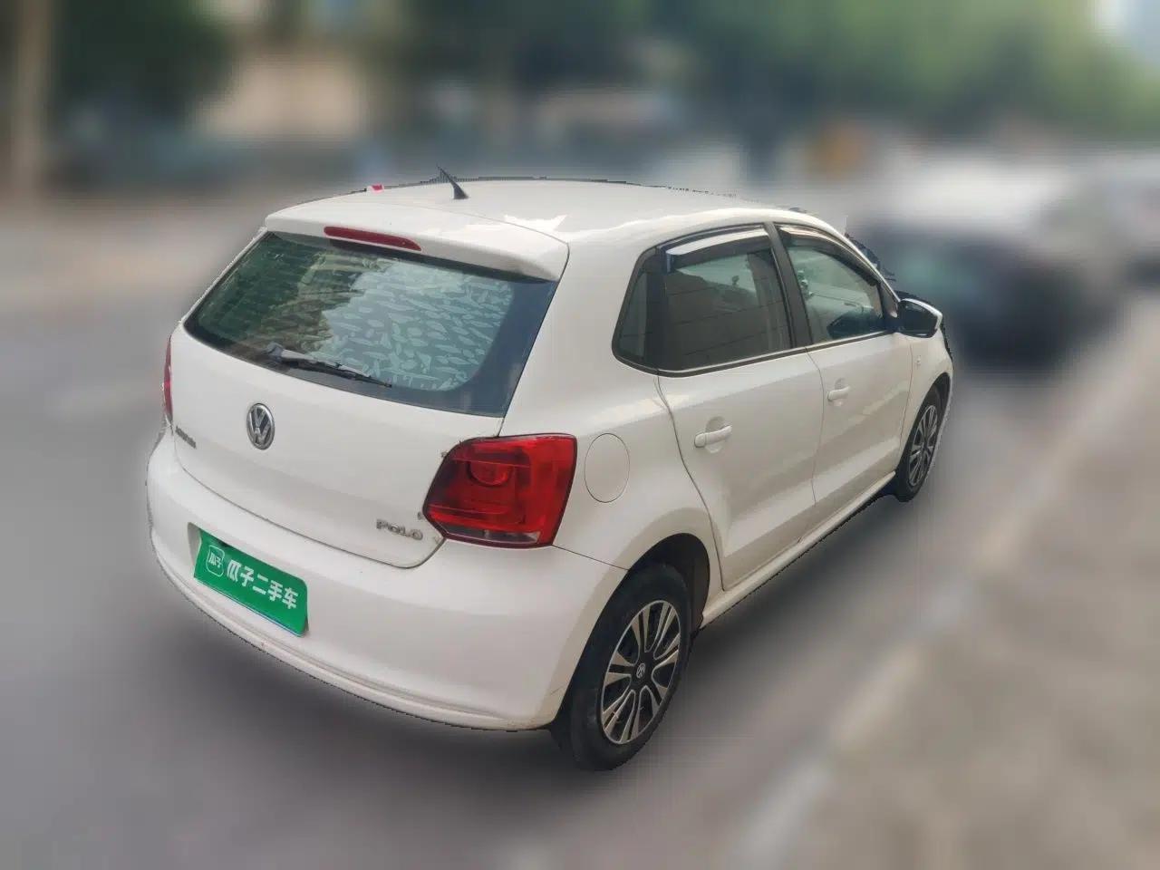 Volkswagen Polo 2013 1.4L Manual Fashion Edition — миниатюра 6