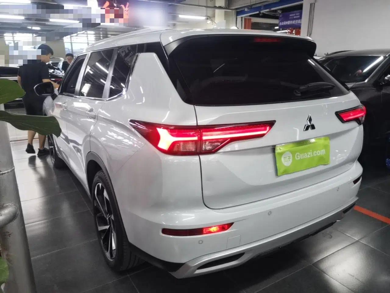 Mitsubishi Outlander 2023 1.5T CVT Four-Wheel Drive Excellence Edition 5 Seats — миниатюра 4