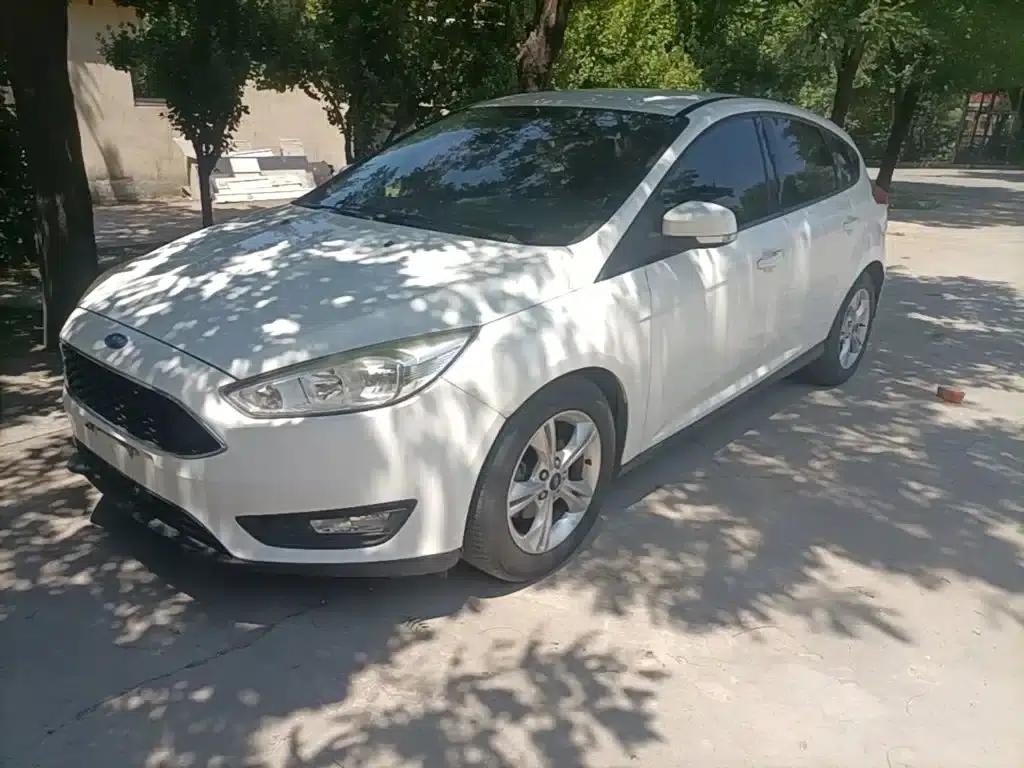 Ford Focus 2015 Hatchback 1.6L Automatic Comfort — миниатюра 2