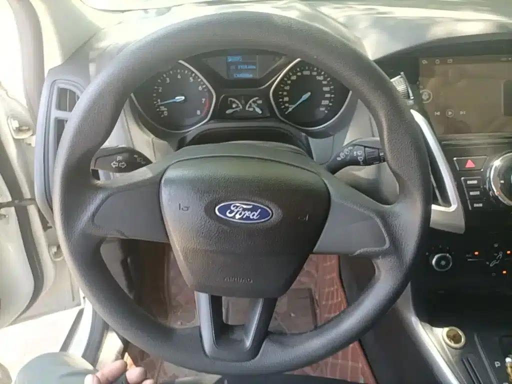 Ford Focus 2015 Hatchback 1.6L Automatic Comfort — миниатюра 11