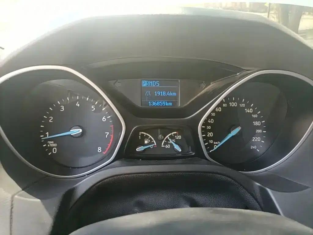Ford Focus 2015 Hatchback 1.6L Automatic Comfort — миниатюра 12