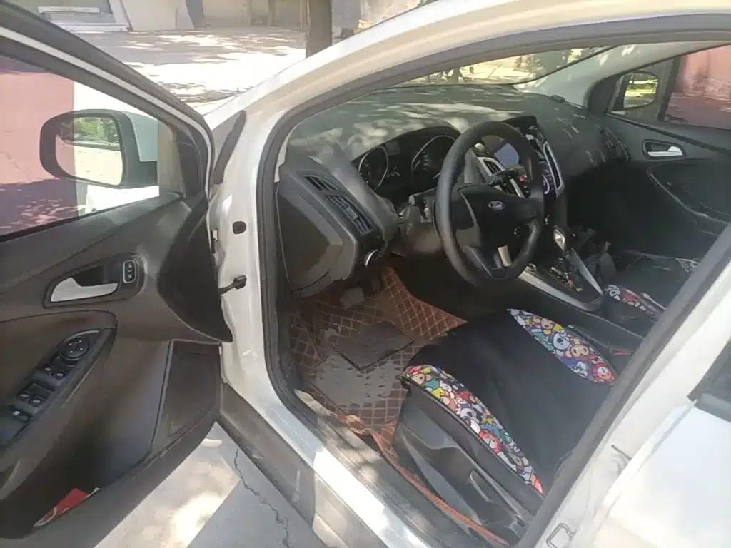 Ford Focus 2015 Hatchback 1.6L Automatic Comfort — миниатюра 16