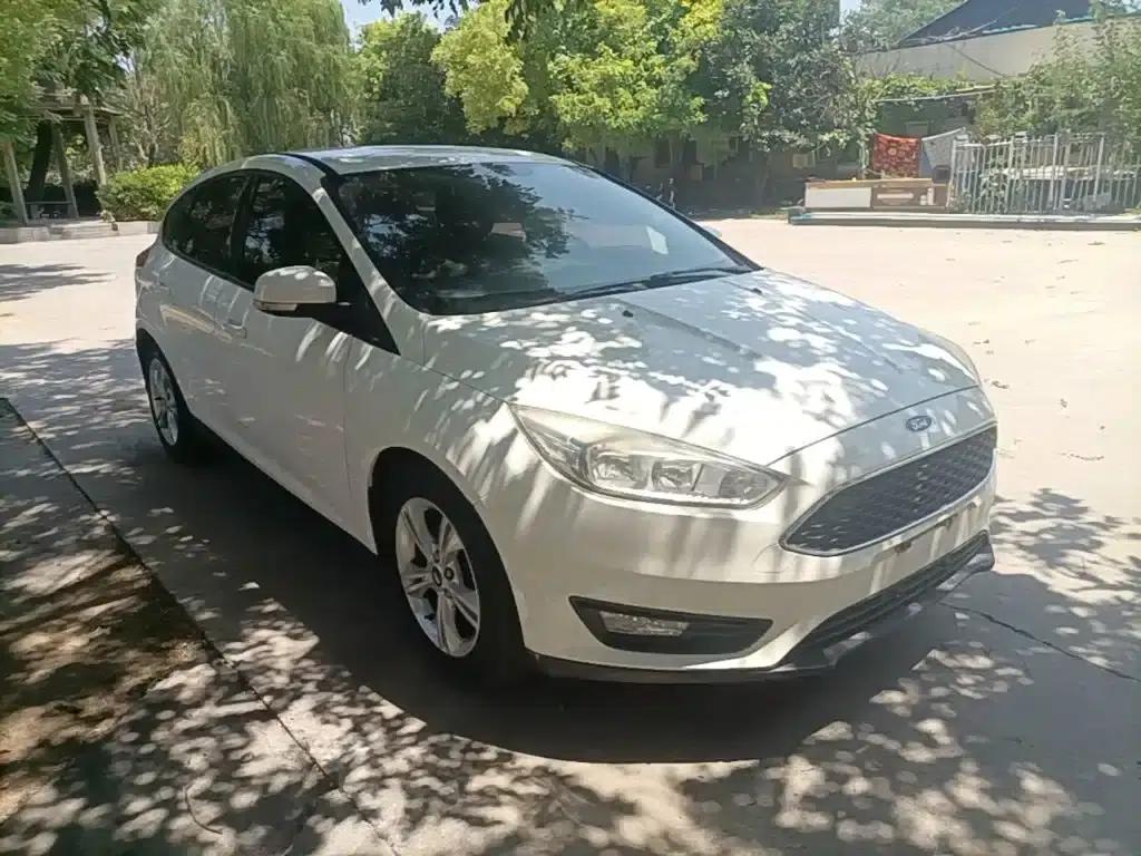 Ford Focus 2015 Hatchback 1.6L Automatic Comfort — миниатюра 4