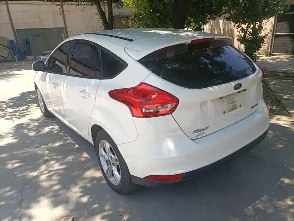 Ford Focus 2015 Hatchback 1.6L Automatic Comfort — миниатюра 5
