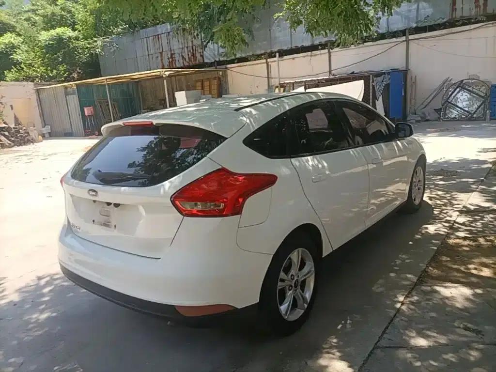 Ford Focus 2015 Hatchback 1.6L Automatic Comfort — миниатюра 7