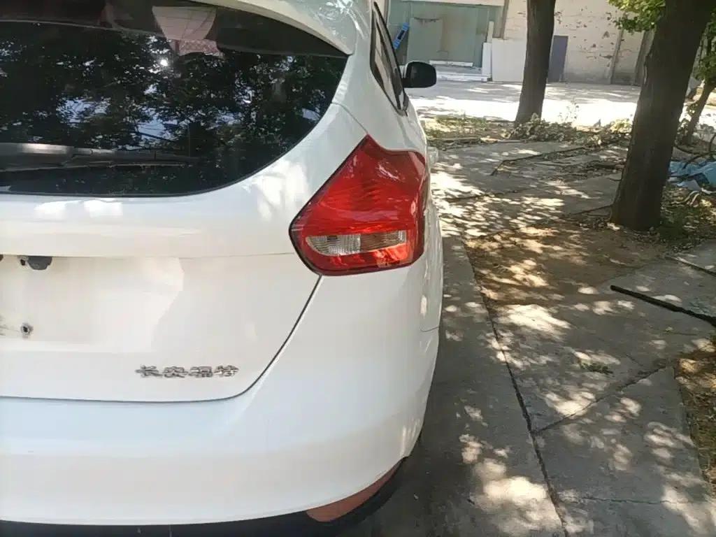 Ford Focus 2015 Hatchback 1.6L Automatic Comfort — миниатюра 8
