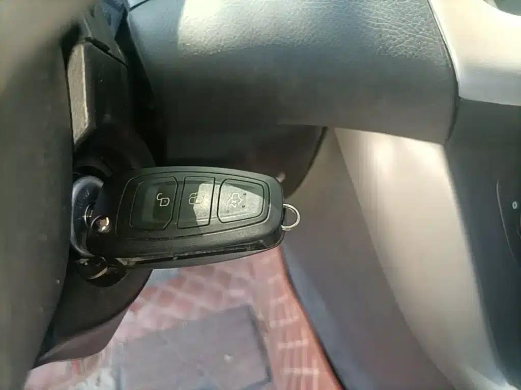 Ford Focus 2015 Hatchback 1.6L Automatic Comfort — миниатюра 9