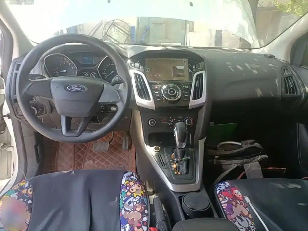 Ford Focus 2015 Hatchback 1.6L Automatic Comfort — миниатюра 10