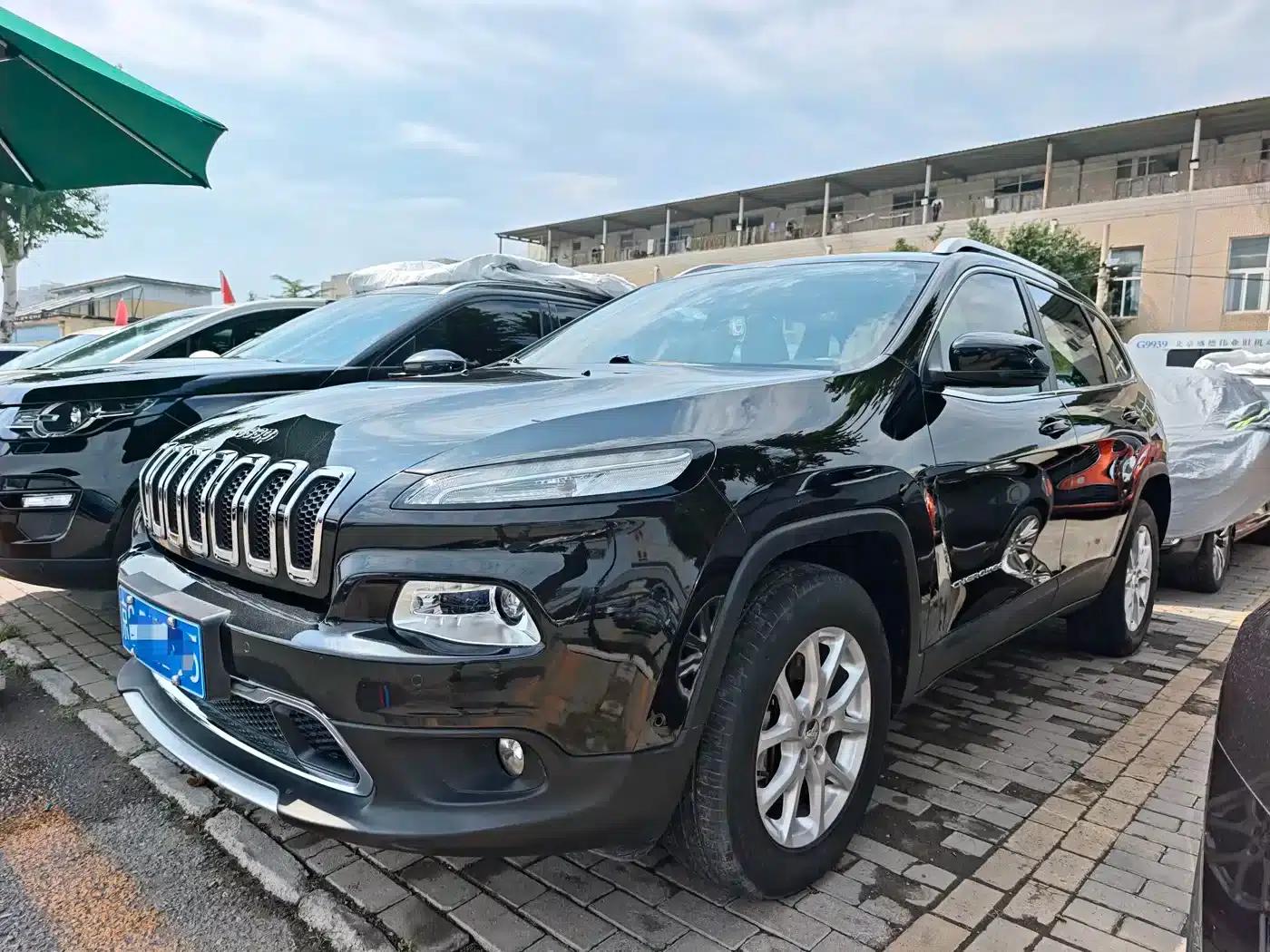 Jeep Cherokee 2016 2.4L Professional Edition — миниатюра 1