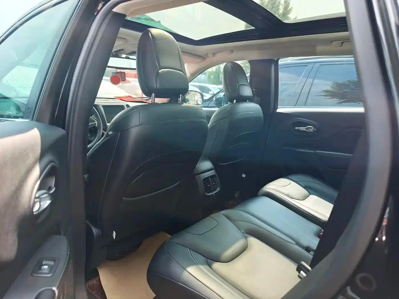 Jeep Cherokee 2016 2.4L Professional Edition — миниатюра 7