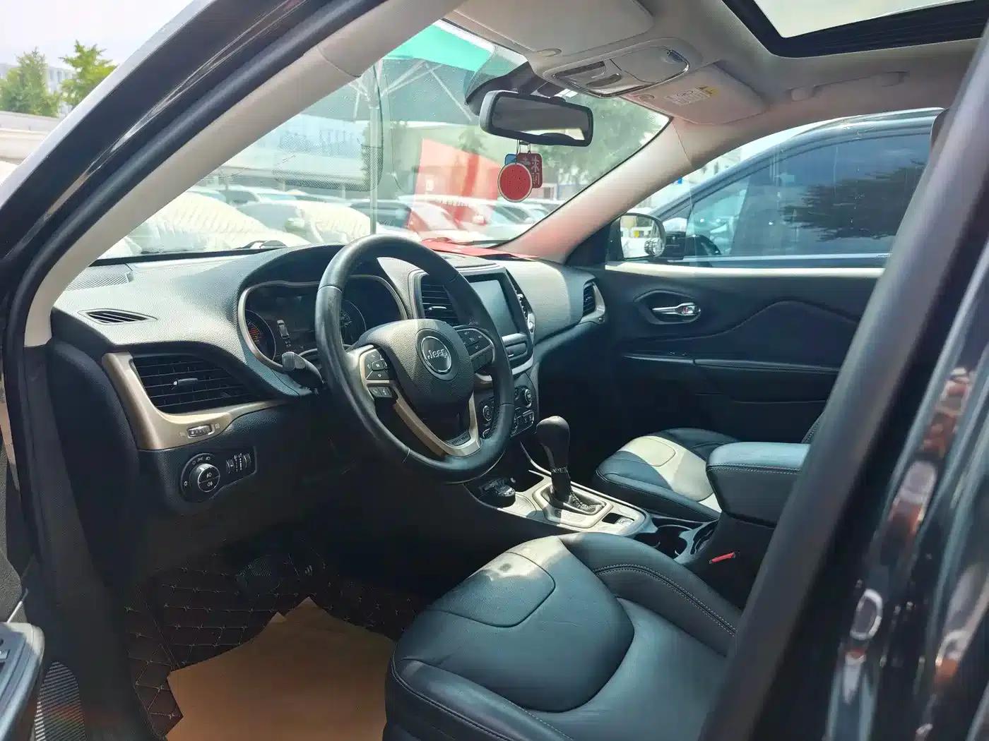 Jeep Cherokee 2016 2.4L Professional Edition — миниатюра 8