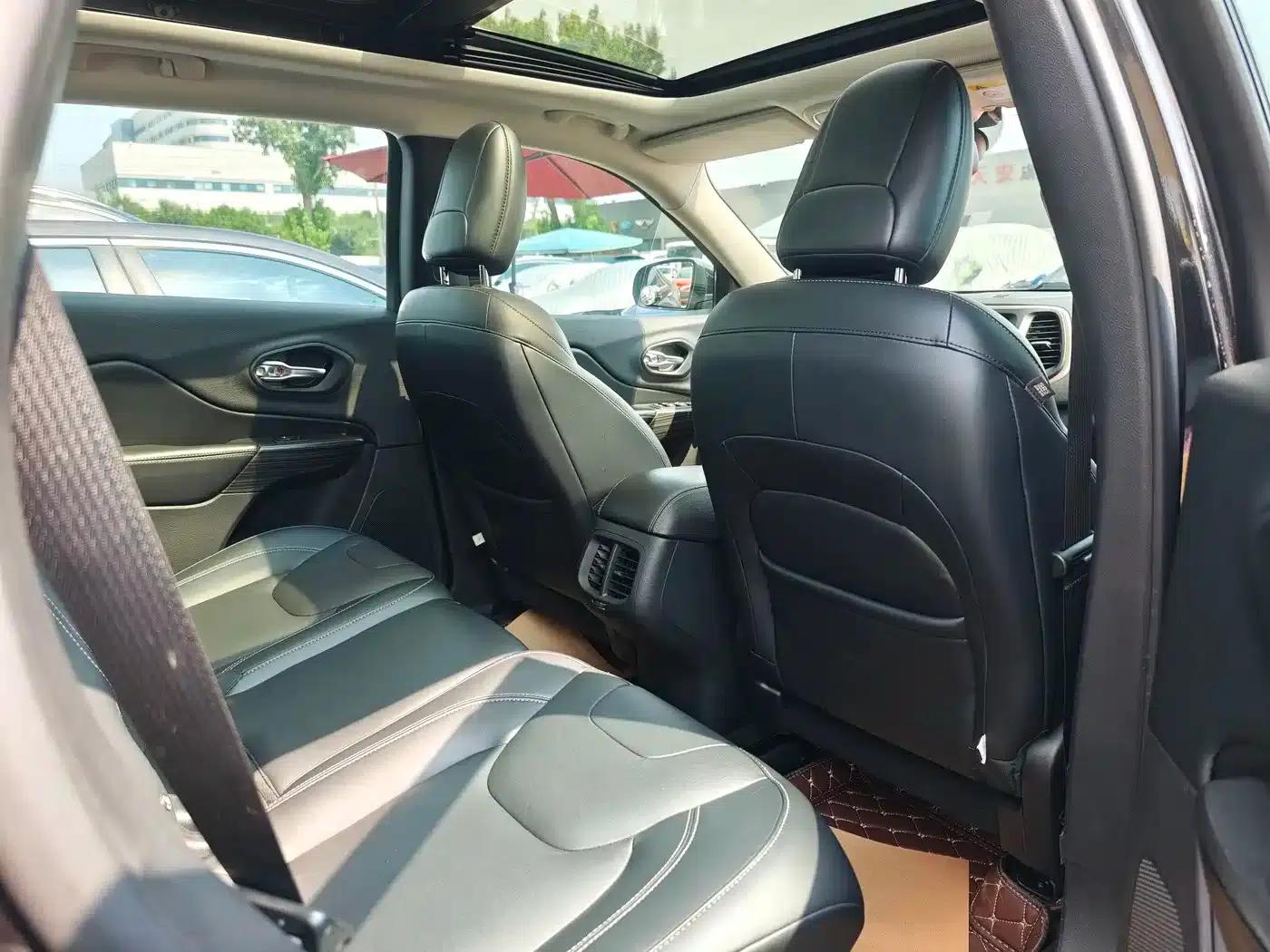 Jeep Cherokee 2016 2.4L Professional Edition — миниатюра 9