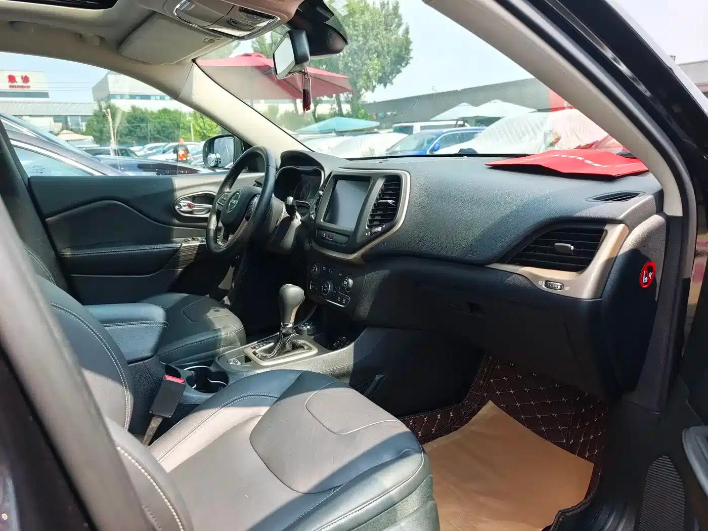 Jeep Cherokee 2016 2.4L Professional Edition — миниатюра 10