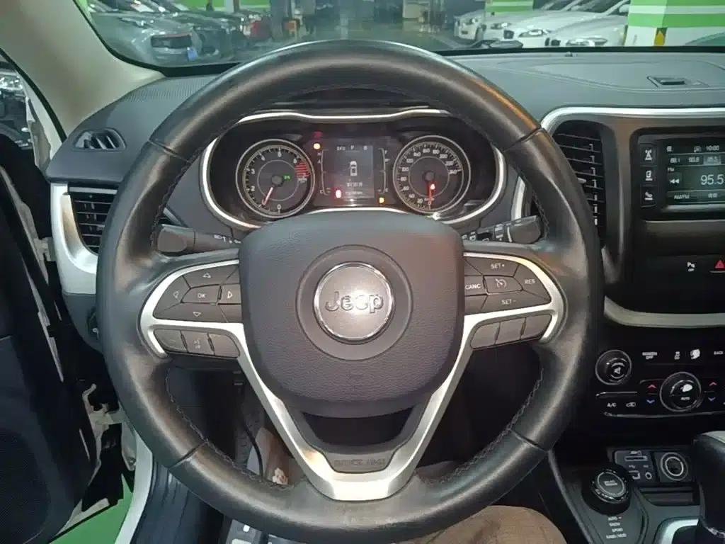 Jeep Cherokee 2016 2.4L Professional Edition — миниатюра 11