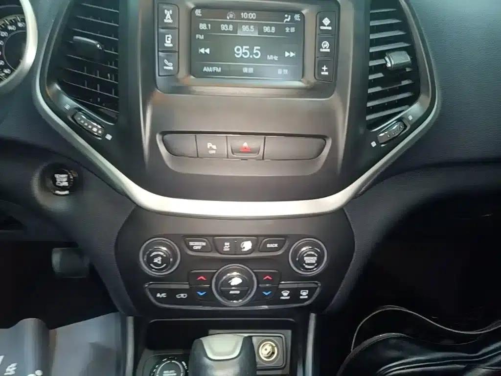 Jeep Cherokee 2016 2.4L Professional Edition — миниатюра 13