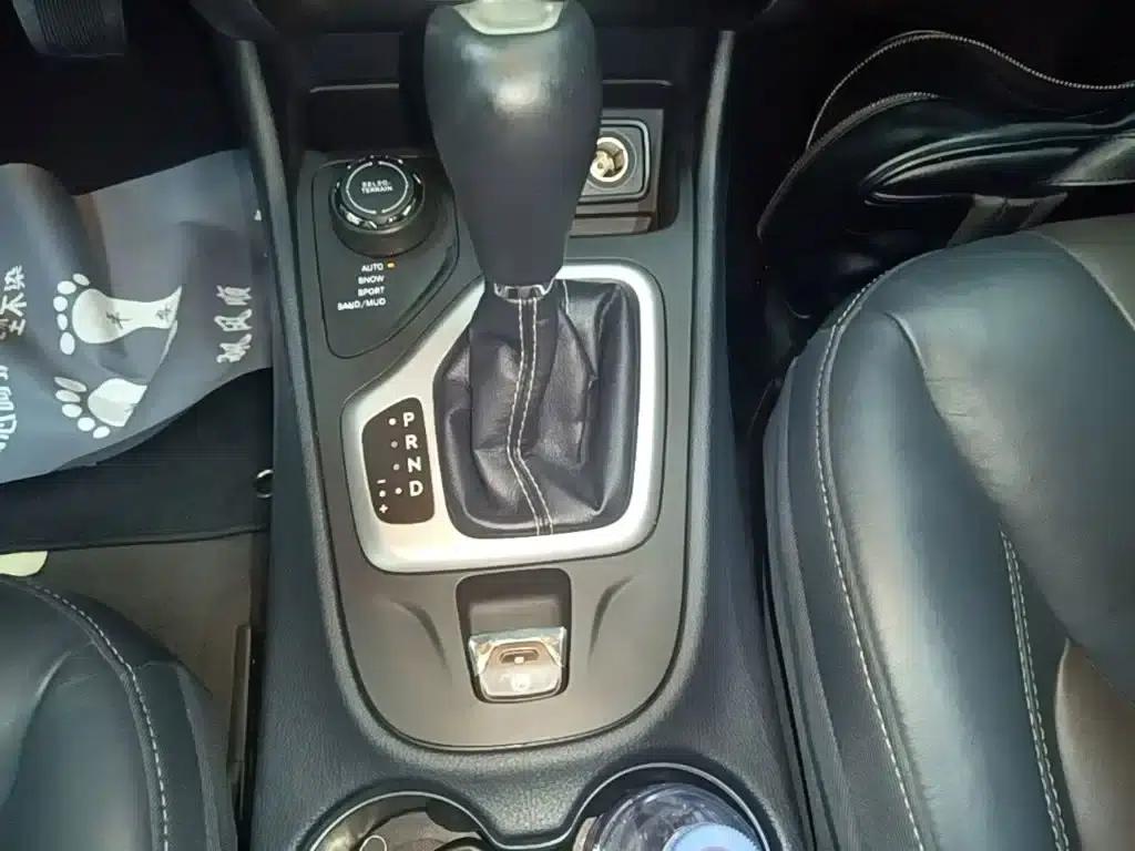 Jeep Cherokee 2016 2.4L Professional Edition — миниатюра 14