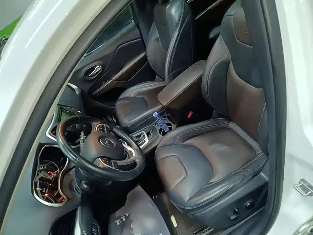 Jeep Cherokee 2016 2.4L Professional Edition — миниатюра 15