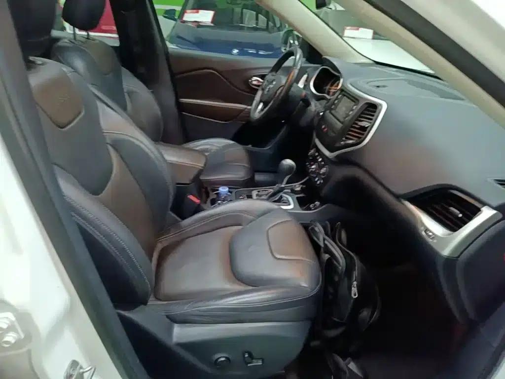 Jeep Cherokee 2016 2.4L Professional Edition — миниатюра 25
