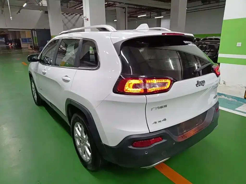Jeep Cherokee 2016 2.4L Professional Edition — миниатюра 5