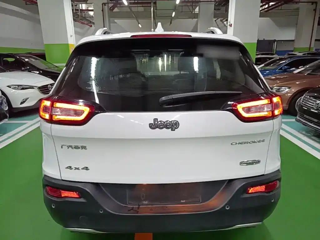 Jeep Cherokee 2016 2.4L Professional Edition — миниатюра 6