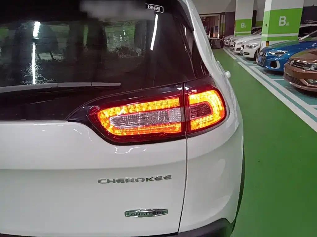 Jeep Cherokee 2016 2.4L Professional Edition — миниатюра 8