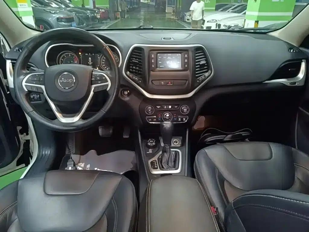 Jeep Cherokee 2016 2.4L Professional Edition — миниатюра 10