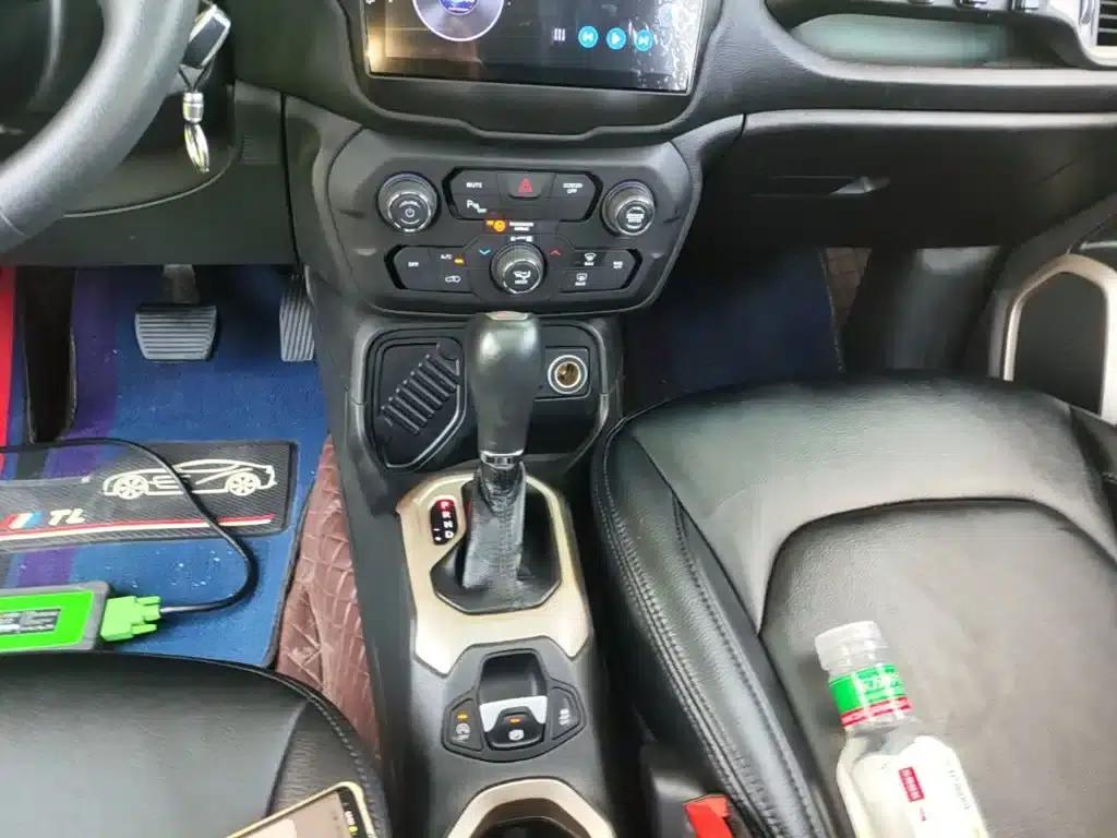 Jeep Renegade 2018 Connected Large Screen Edition 180T Automatic High-Performance Edition — миниатюра 14