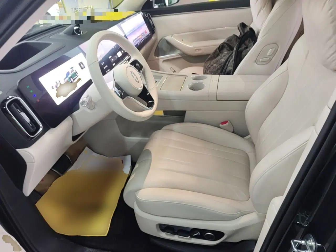 Hima AITO M8 2025 Extended-Range Max+ Version 53.4 kWh 6-Seater Edition — миниатюра 17