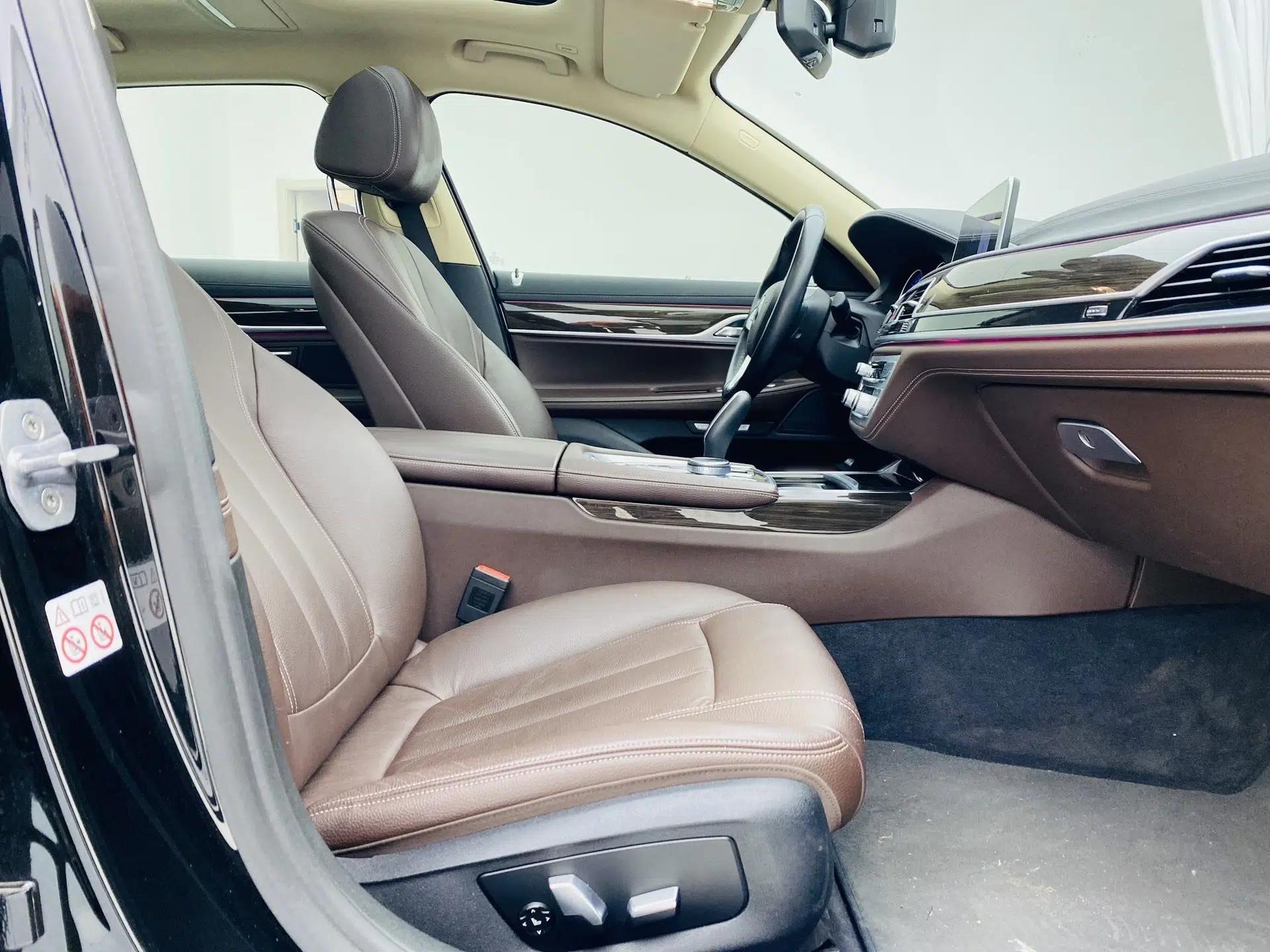 BMW 7 Series 2018 730Li Leading Model Excellence Package — миниатюра 31
