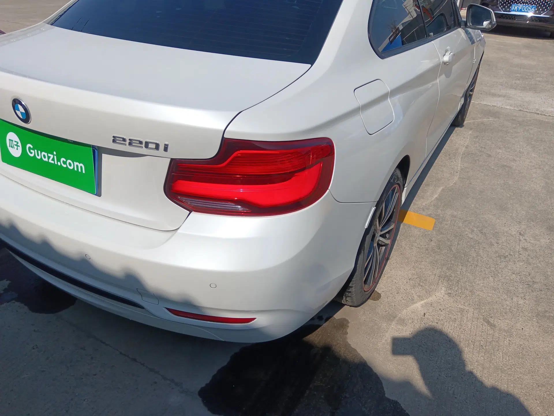 BMW 2 Series 2018 220i Sport Design Package — миниатюра 9