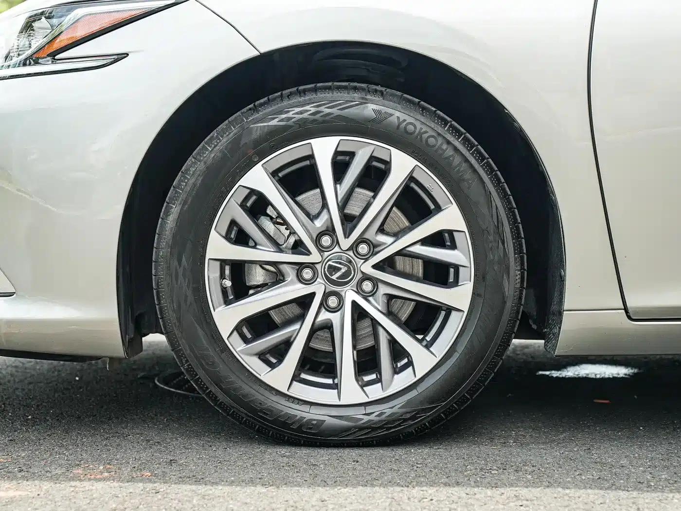Lexus ES 2023 200 Luxury Edition — миниатюра 7