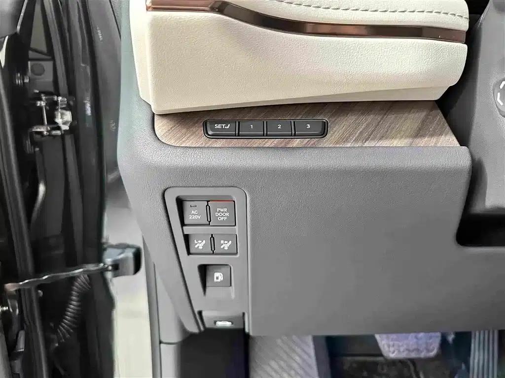 Lexus LM 2025 500h Six-Seat Premium Edition — миниатюра 7