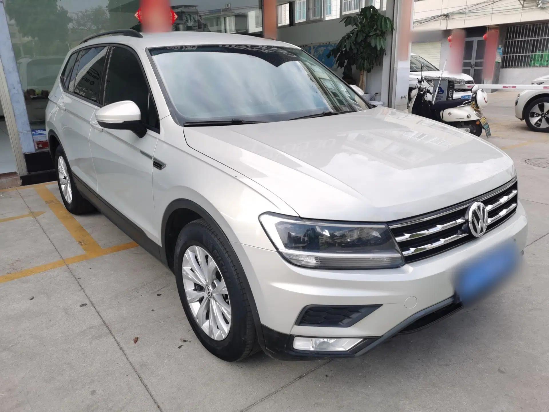 Volkswagen Tiguan L 2017 330TSI Automatic Two-Wheel Drive Luxury Edition — миниатюра 3