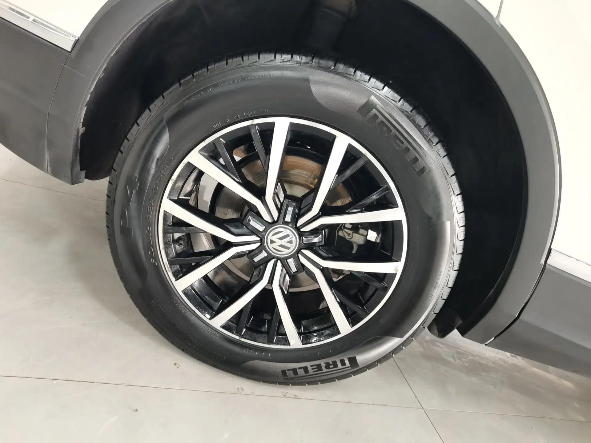 Volkswagen Tiguan L 2018 330TSI Automatic Two-Wheel Drive Luxury Edition — миниатюра 11