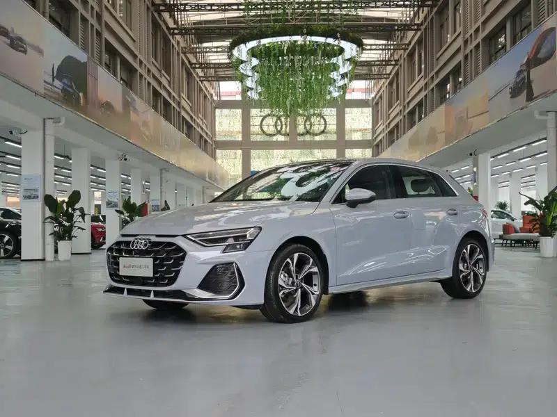 Audi A3 2025 Sportback 35 TFSI Flying Spur Luxury Edition + Luxury Package — миниатюра 1