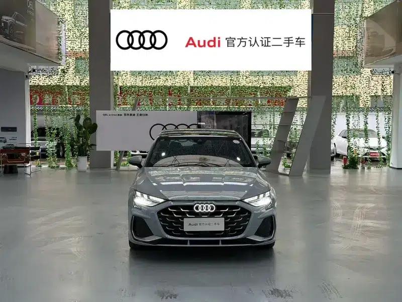Audi A3 2025 Sportback 35 TFSI Flying Spur Luxury Edition + Luxury Package — миниатюра 2