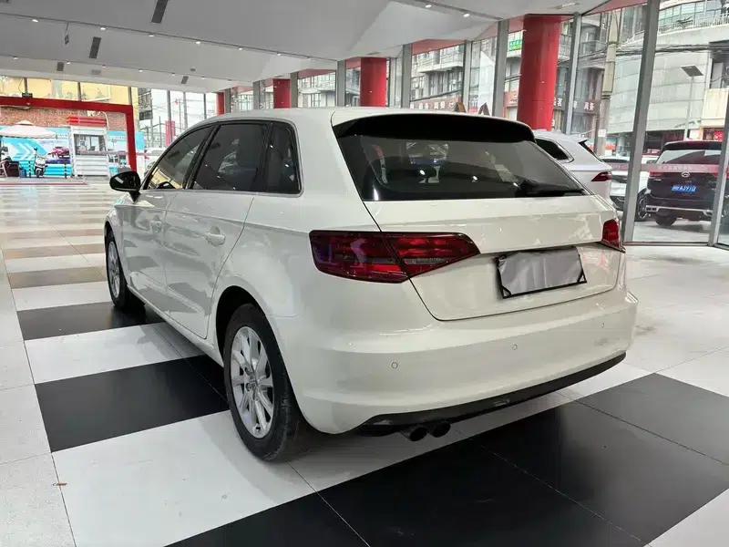 Audi A3 2014 Sportback 35 TFSI Automatic Entry-Level Model — миниатюра 4