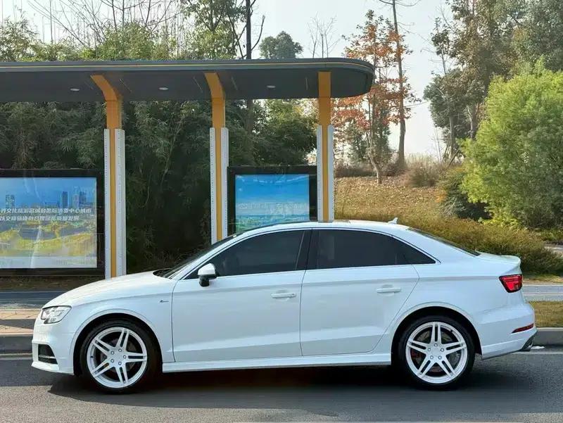 Audi A3 2018 30th Anniversary Edition Limousine 35 TFSI Sport — миниатюра 3